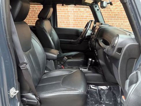 Used 2017 Jeep Wrangler Unlimited Sahara AWD/4WD image 11