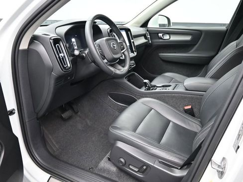 Used 2025 Volvo XC40 B5 Core AWD/4WD image 9