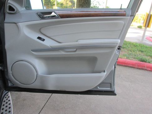 Used 2011 Mercedes-Benz GL 450 4MATIC image 23