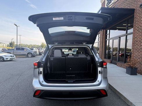 Used 2023 Toyota Highlander XLE FWD image 27