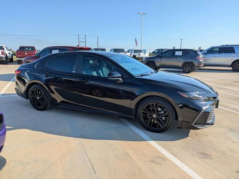 Used 2025 Toyota Camry SE image 2
