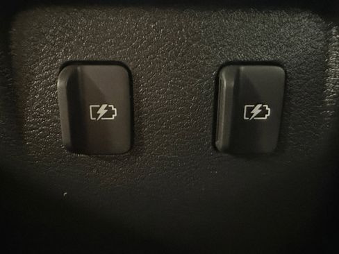 Used 2023 Nissan Kicks SR image 30