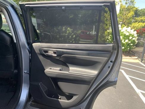 Used 2022 Toyota Highlander XLE FWD image 11