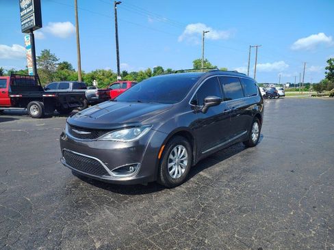 Used 2017 Chrysler Pacifica Touring-L FWD image 4