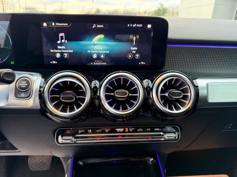 Used 2022 Mercedes-Benz GLB 250 4MATIC image 9