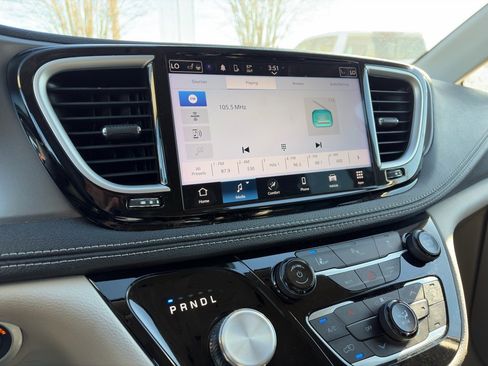 Used 2023 Chrysler Pacifica Touring-L image 21