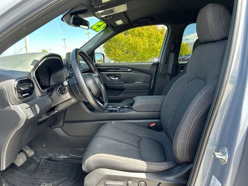 Used 2025 Honda Pilot Sport image 10