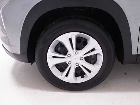 Used 2025 Chevrolet Trax LS FWD image 34