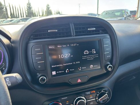 Used 2025 Kia Soul LX w/ LX Technology Package FWD image 19