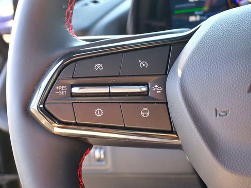 Used 2025 Chevrolet Traverse RS image 32