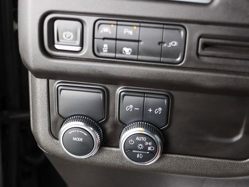 Used 2022 GMC Yukon SLT w/ SLT Premium Package image 24