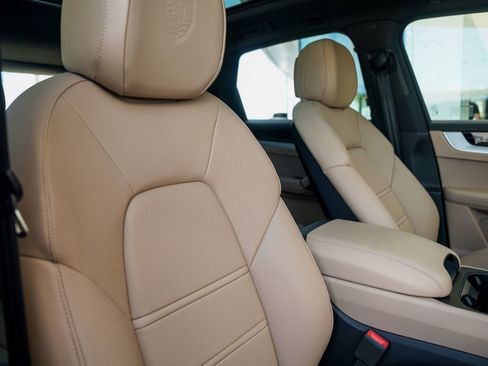 New 2025 Porsche Cayenne image 33