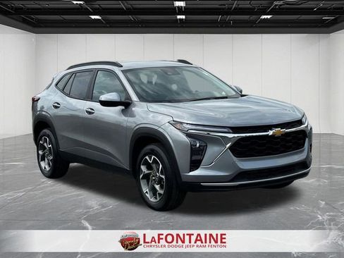 Used 2025 Chevrolet Trax LT w/ LT Convenience Package FWD image 7