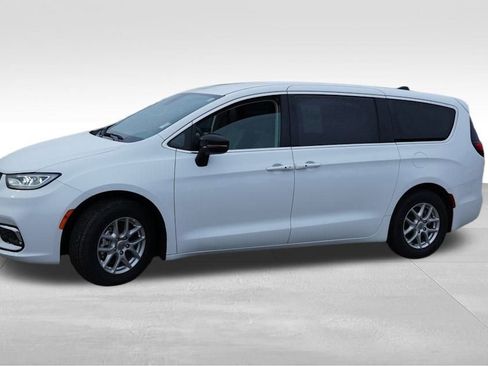 Certified 2024 Chrysler Pacifica Touring-L image 10