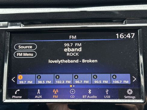 Used 2018 Nissan Rogue SV image 16