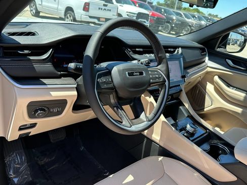 New 2026 Jeep Grand Cherokee L Limited w/ Luxury Tech Group II AWD/4WD image 22