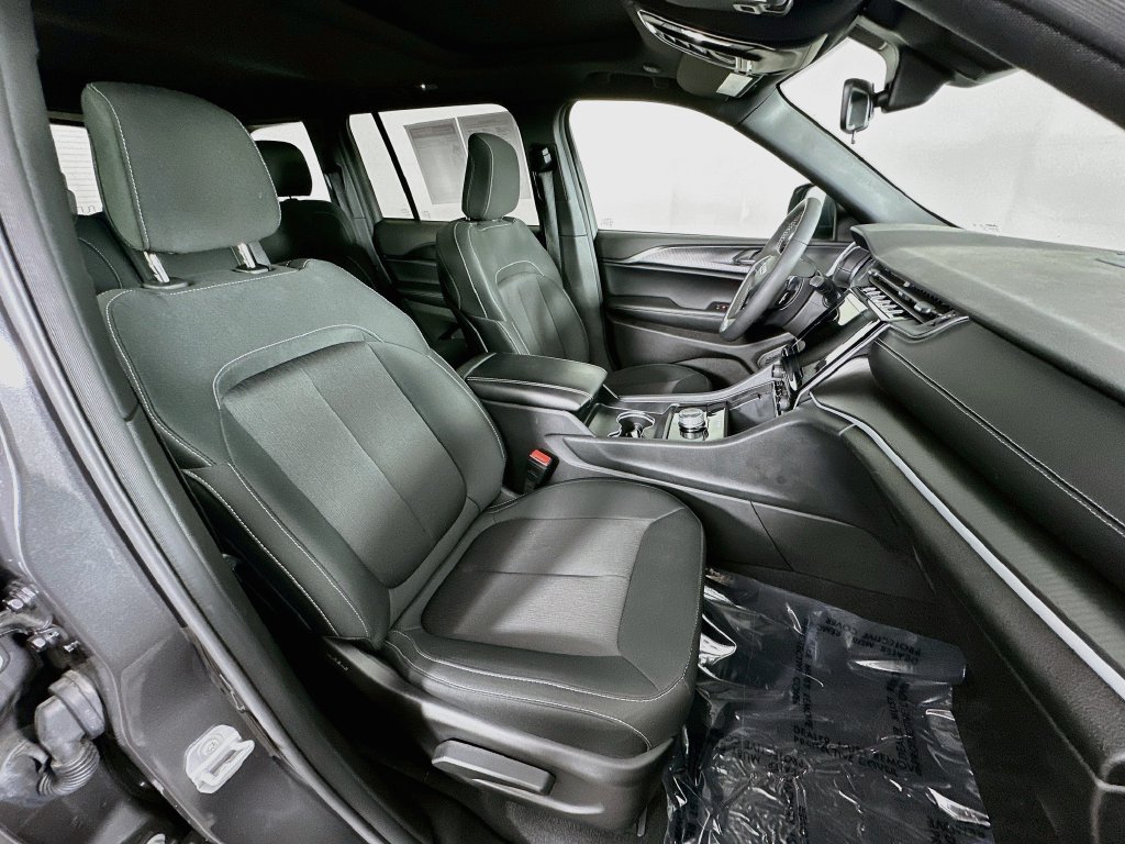 Certified 2025 Jeep Grand Cherokee Laredo X w/ Luxury Tech Group I AWD/4WD image 39