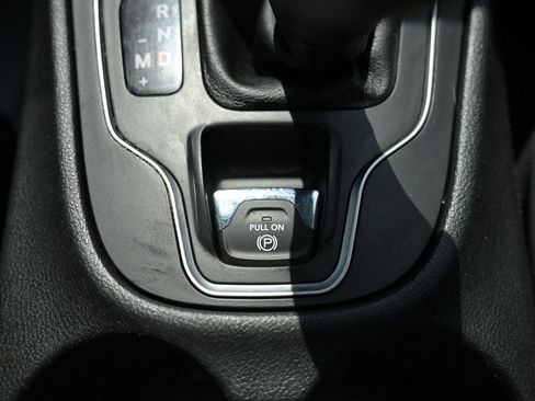 Used 2019 Jeep Cherokee Latitude Plus AWD/4WD image 40