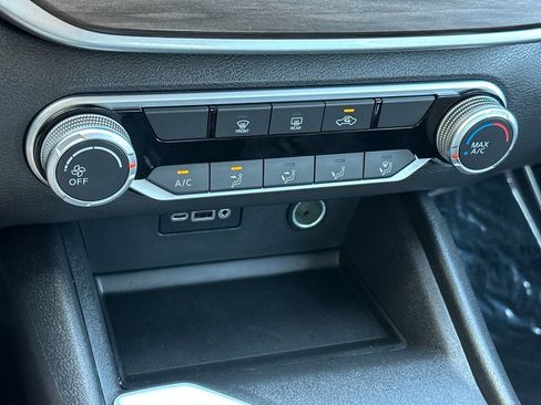 Used 2025 Nissan Altima 2.5 SV FWD image 18