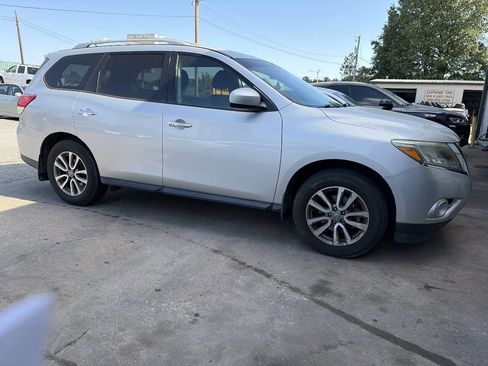 Used 2015 Nissan Pathfinder S image 3