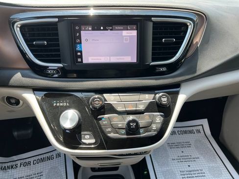 Used 2023 Chrysler Voyager LX FWD image 11