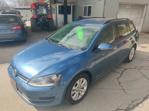 Used 2017 Volkswagen Golf S image 2