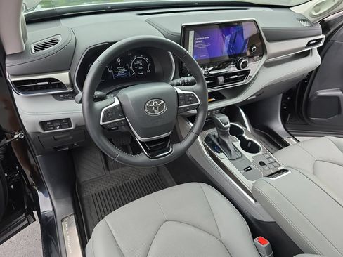 Certified 2025 Toyota Highlander Limited AWD/4WD image 21