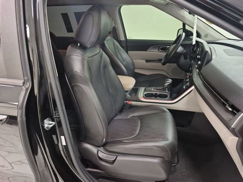 Used 2022 Kia Carnival LX image 29