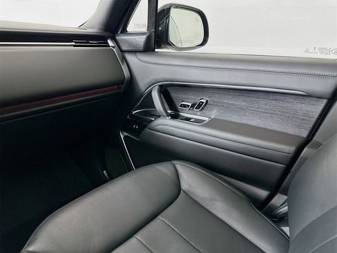 Used 2025 Land Rover Range Rover Long Wheelbase Autobiography image 25