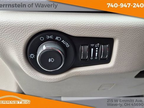 Used 2023 Chrysler Pacifica Touring-L image 19