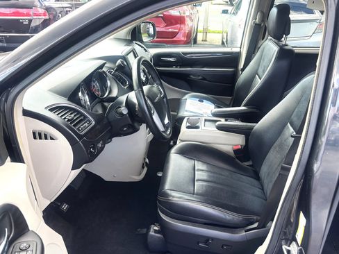 Used 2012 Chrysler Town & Country Touring-L w/ Entertainment Group #2 FWD image 17
