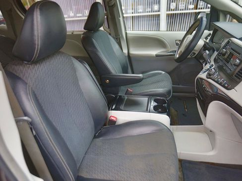 Used 2014 Toyota Sienna SE FWD image 20