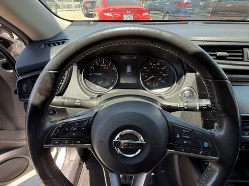 Used 2019 Nissan Rogue SV w/ Premium Package image 10