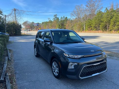 Used 2021 Kia Soul LX image 3