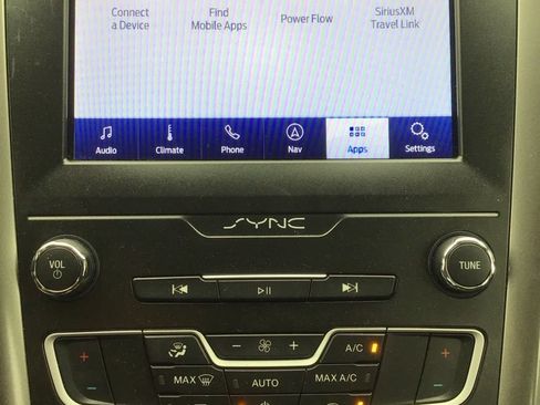 Used 2020 Ford Fusion SE FWD image 11