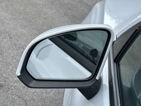 Used 2022 Volvo XC40 T5 Momentum AWD/4WD image 17