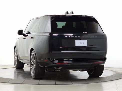 Used 2025 Land Rover Range Rover SE image 3