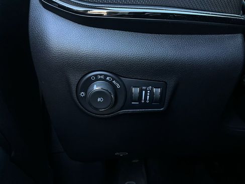 Used 2025 Jeep Compass Trailhawk image 21