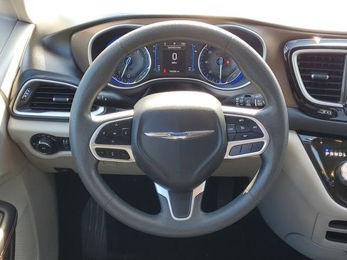 Used 2017 Chrysler Pacifica Touring Plus w/ Tire & Wheel Group FWD image 33