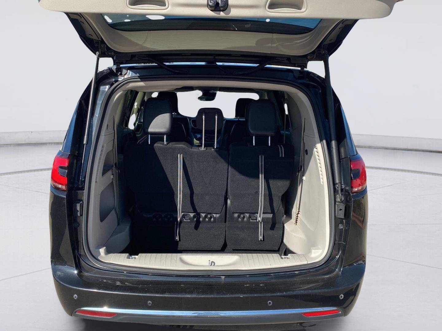 Used 2023 Chrysler Pacifica Touring-L FWD image 26