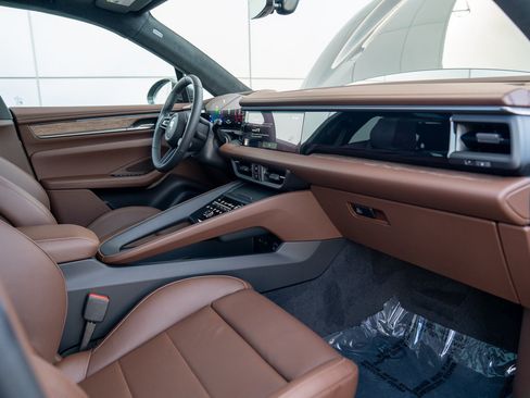 Certified 2025 Porsche Macan Turbo Electric AWD/4WD image 25