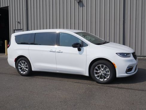 New 2026 Chrysler Pacifica Select image 7