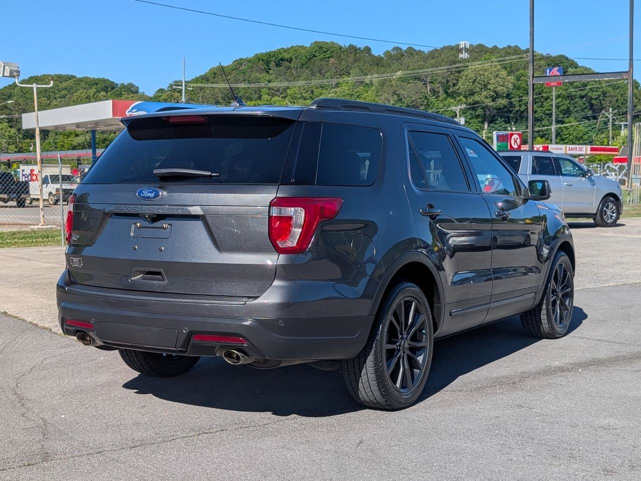 Used 2019 Ford Explorer XLT w/ Equipment Group 202A FWD image 5