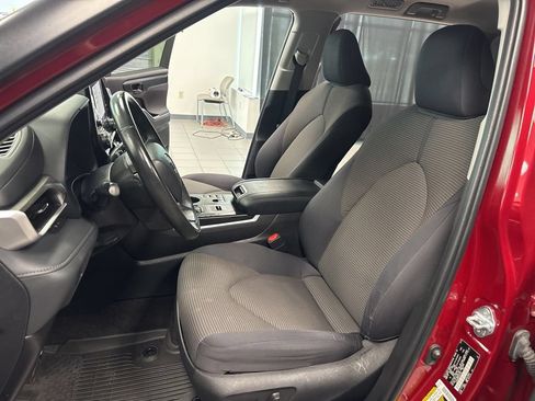 Used 2023 Toyota Highlander LE FWD image 33
