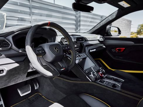 Used 2024 Lamborghini Urus Performante AWD/4WD image 2