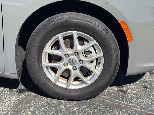 Used 2025 Chrysler Pacifica Select FWD image 17