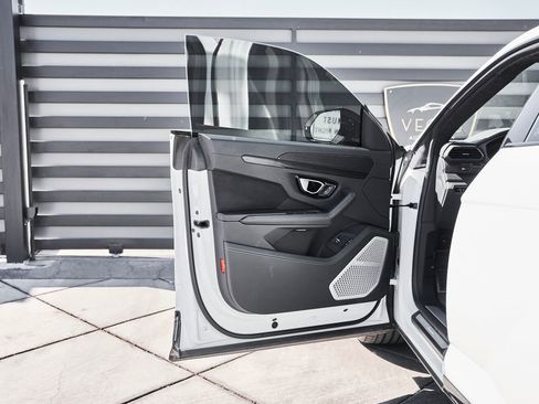 Used 2021 Lamborghini Urus image 24