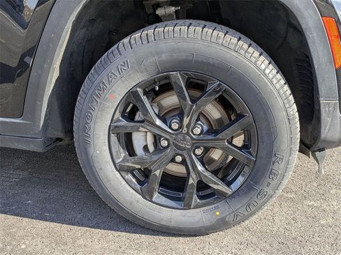 Used 2024 Jeep Grand Cherokee Altitude image 11