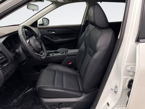 Used 2023 Nissan Rogue SV w/ SV Premium B Package image 11