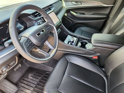 Used 2025 Jeep Grand Cherokee Limited w/ Black Appearance Package AWD/4WD image 7